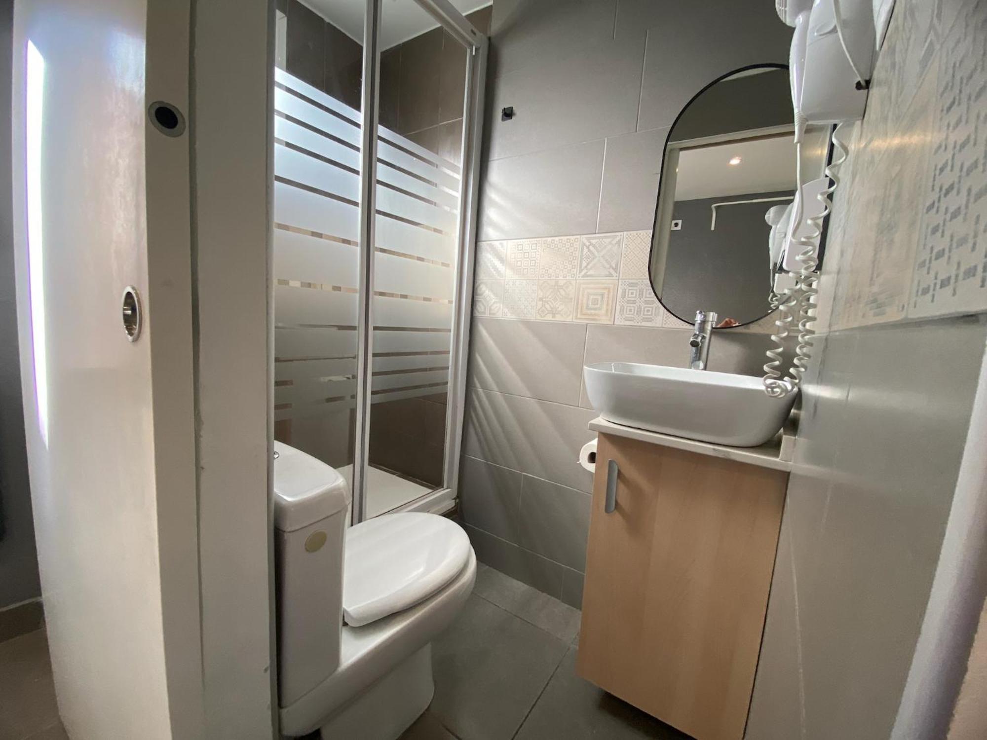 Suites Nuevas Con Bano Privado Frente Al Metro St Mwc Barcelona-Fira 略夫雷加特河畔奥斯皮塔莱特 外观 照片