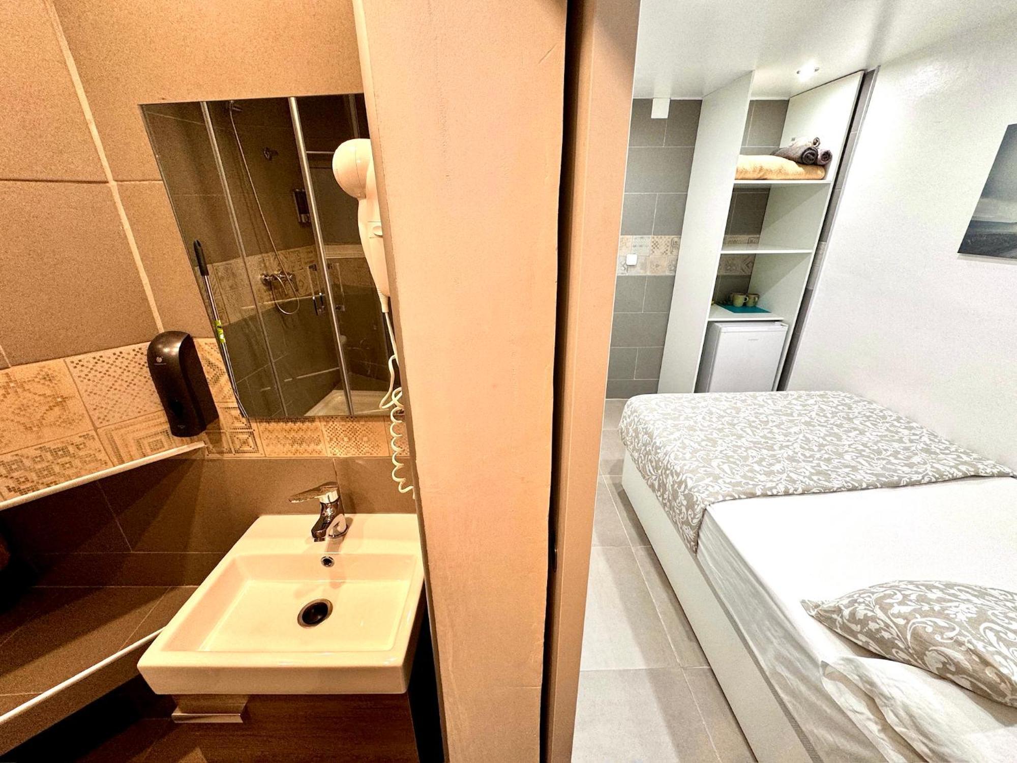 Suites Nuevas Con Bano Privado Frente Al Metro St Mwc Barcelona-Fira 略夫雷加特河畔奥斯皮塔莱特 外观 照片