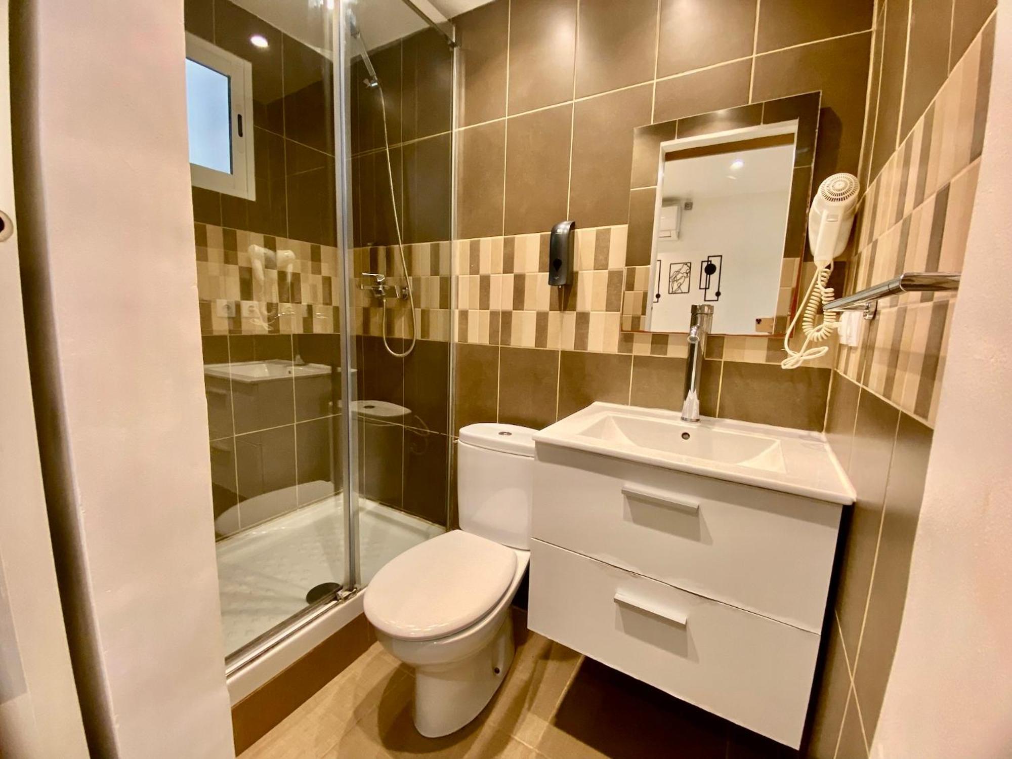 Suites Nuevas Con Bano Privado Frente Al Metro St Mwc Barcelona-Fira 略夫雷加特河畔奥斯皮塔莱特 外观 照片