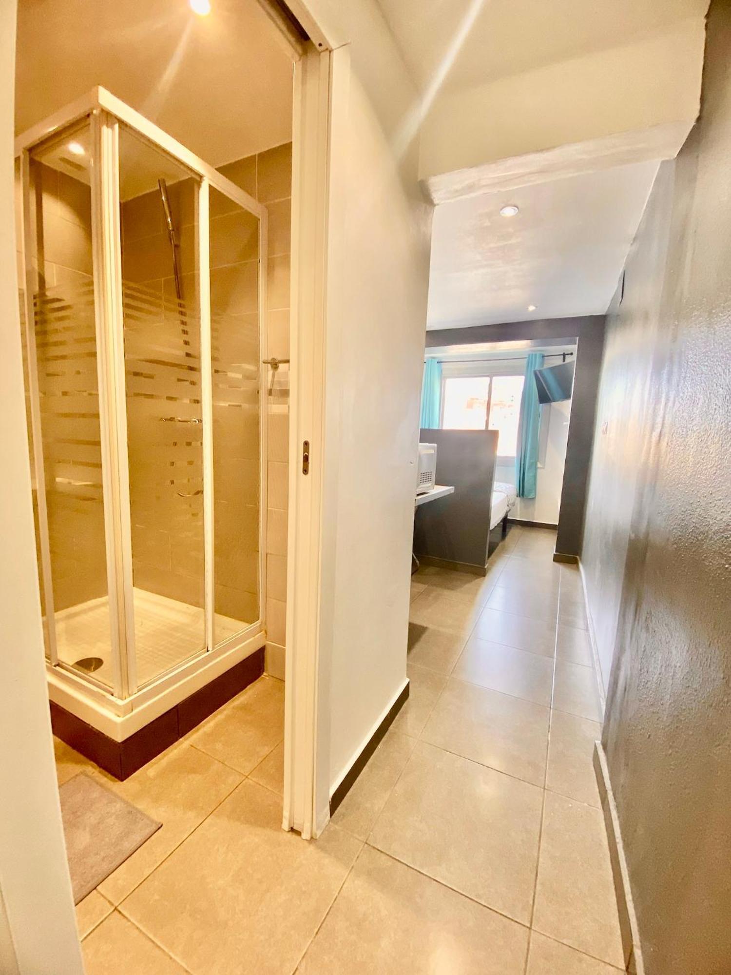 Suites Nuevas Con Bano Privado Frente Al Metro St Mwc Barcelona-Fira 略夫雷加特河畔奥斯皮塔莱特 外观 照片