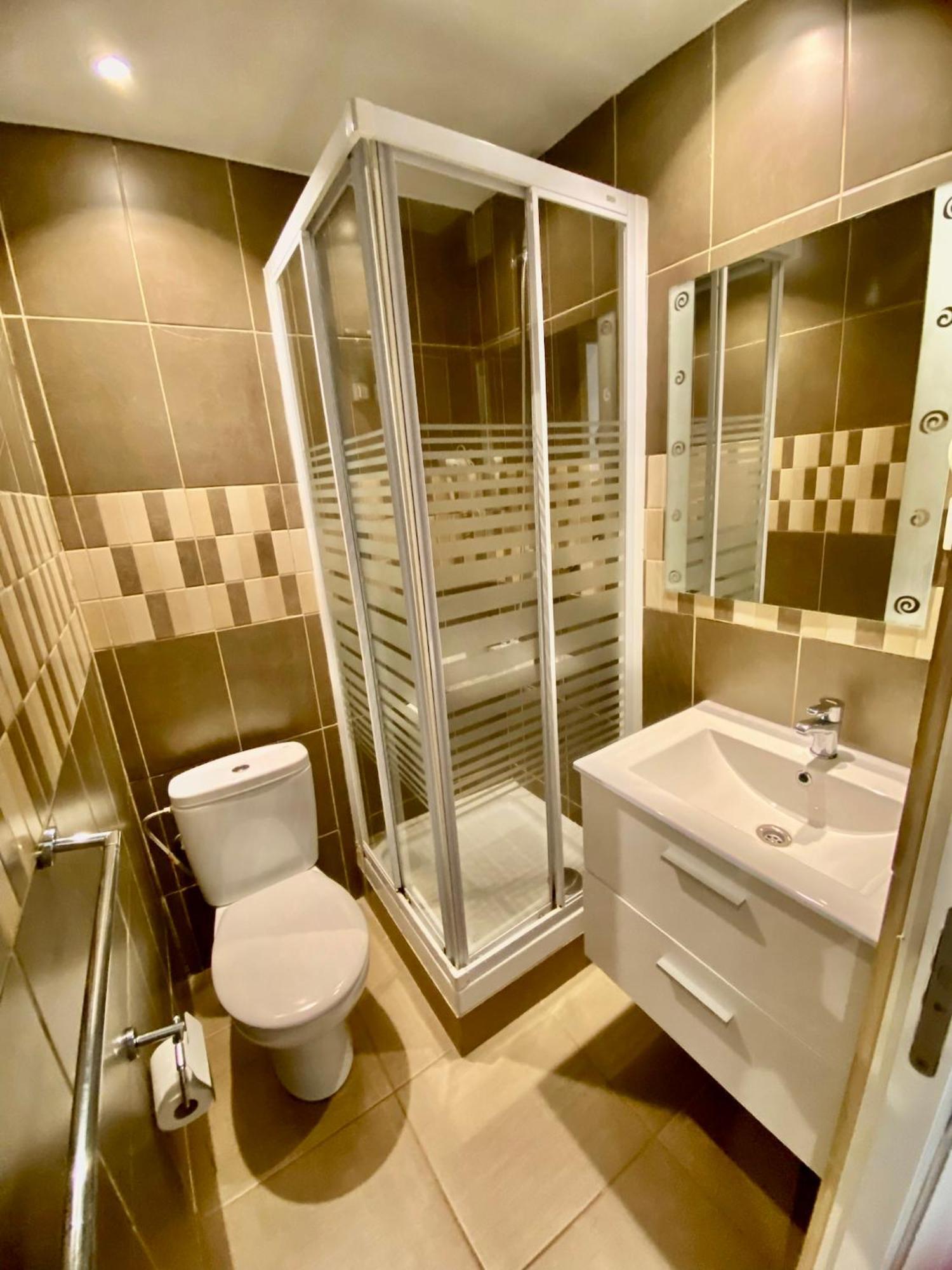 Suites Nuevas Con Bano Privado Frente Al Metro St Mwc Barcelona-Fira 略夫雷加特河畔奥斯皮塔莱特 外观 照片