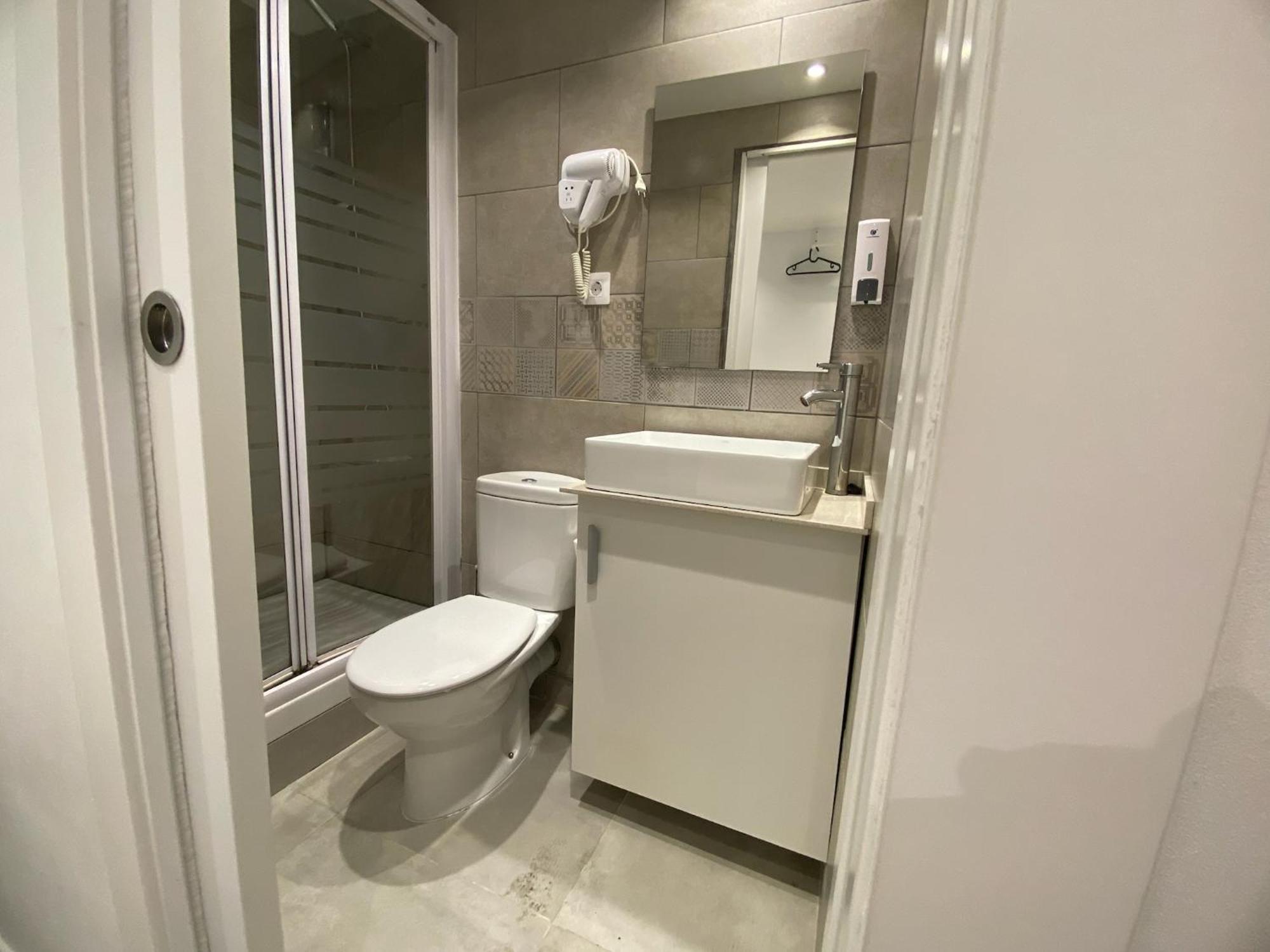 Suites Nuevas Con Bano Privado Frente Al Metro St Mwc Barcelona-Fira 略夫雷加特河畔奥斯皮塔莱特 外观 照片