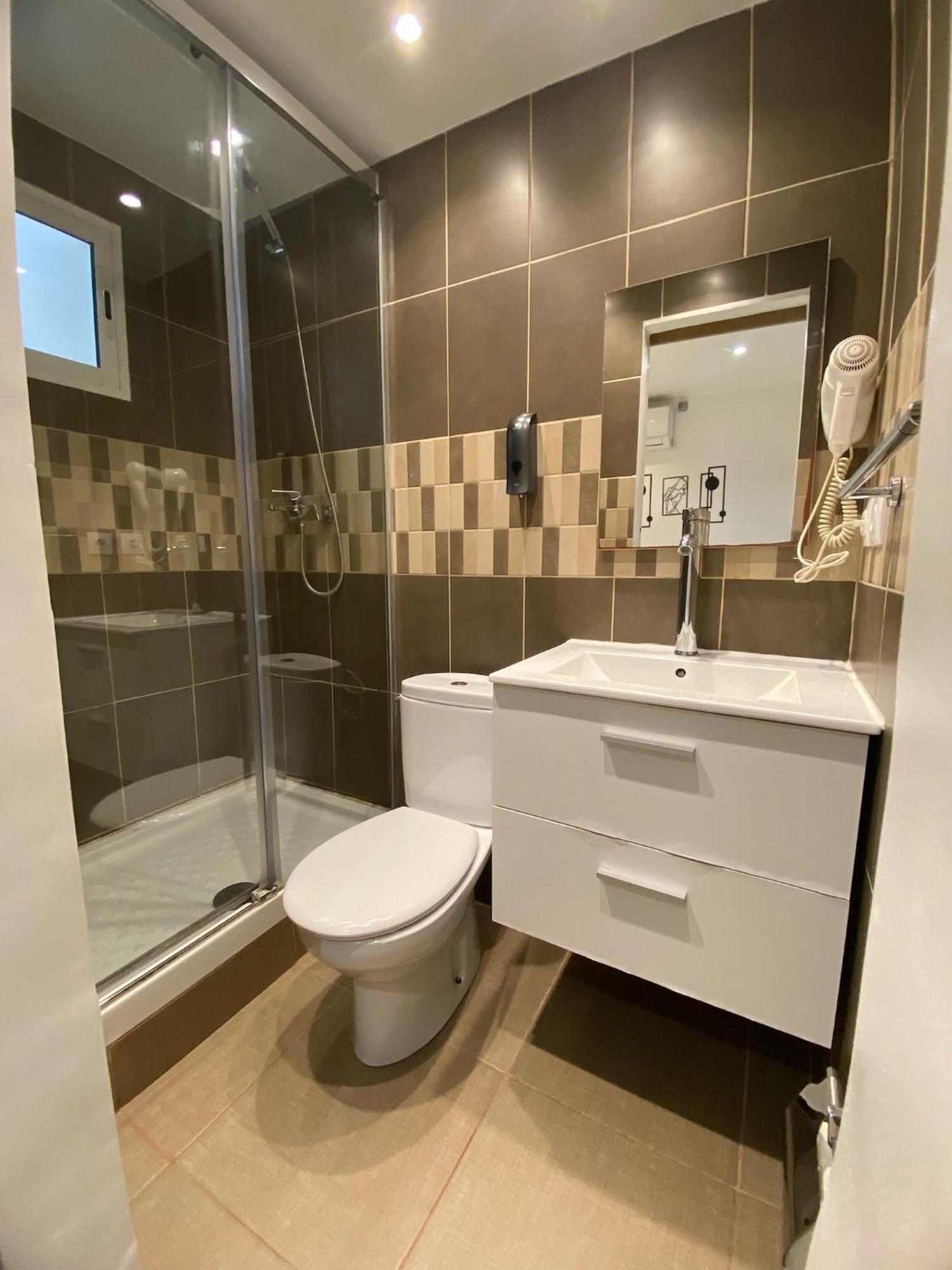 Suites Nuevas Con Bano Privado Frente Al Metro St Mwc Barcelona-Fira 略夫雷加特河畔奥斯皮塔莱特 外观 照片